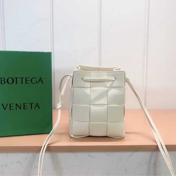 BOTTEGA VENETA SMALL CASSETTE CROSS BODY BUCKET WHITE 13CM 680218VCQC49009