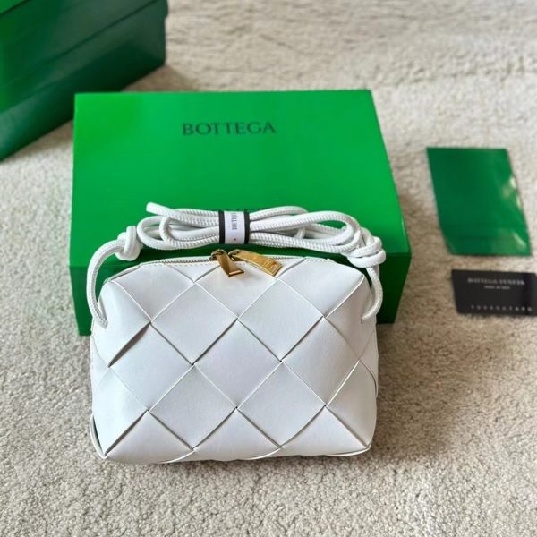 BOTTEGA VENETA SMALL CASSETTE CAMERA BAG MXN 52 400 WHITE 18CM 709417VCQC29009