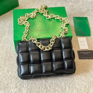 BOTTEGA VENETA CHAIN CASSETTE CROSSBODY BAG IN BLACK 26CM 631421VBWZ08425