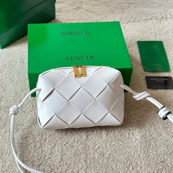 BOTTEGA VENETA SMALL CASSETTE CAMERA BAG MXN 52 400 WHITE 18CM 709417VCQC29009