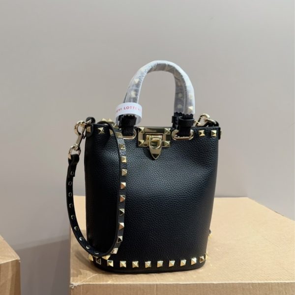 VALENTINO ROCKSTUD CROSSBODY POUCH IN GRAINY CALFSKIN BLACK 16CM 5W2P0W31VSH 0NO