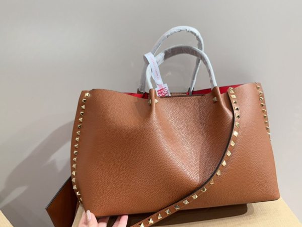 VALENTINO GARAVANI ROCKSTUD LEATHER TOTE BROWN 36CM