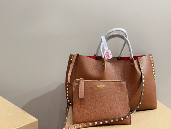 VALENTINO GARAVANI ROCKSTUD LEATHER TOTE BROWN 36CM