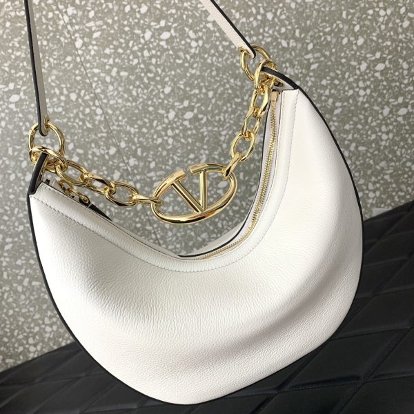 VALENTINO GARAVANI SMALL VLOGO MOON HOBO BAG IN GRAINY CALFSKIN WITH CHAIN WHITE 29CM 4W2B0N08JDK 098