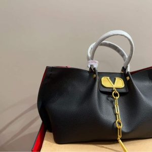 VALENTINO GARAVANI MEDIUM VLOGO ESCAPE BAG BLACK 26CM