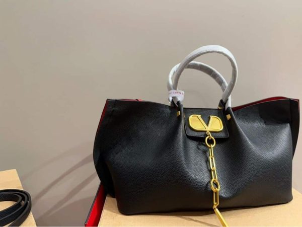 VALENTINO GARAVANI MEDIUM VLOGO ESCAPE BAG BLACK 26CM