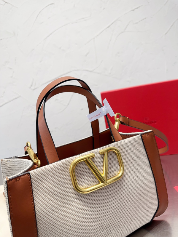 VALENTINO GARAVANI SMALL VLOGO SIGNATURE TOTE BAG WHITE 22CM