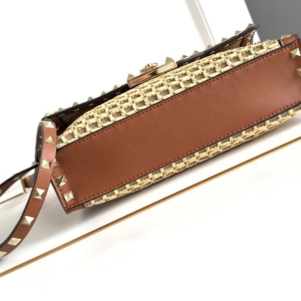 VALENTINO GARAVANI ROCKSTUD SMALL RAFFIA SHOULDER BAG NATURAL 22CM