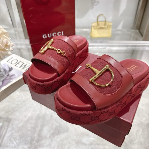 GUCCI WOMEN’S PLATFORM SLIDES WITH HORSEBIT BURGUNDY