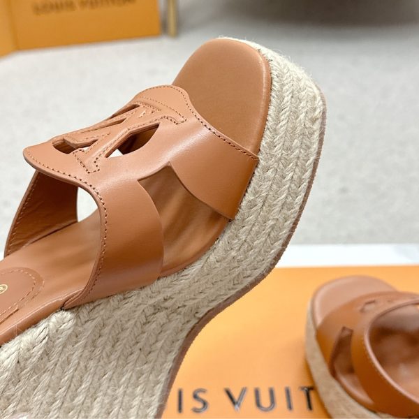 LV ISOLA WEDGE SANDAL COGNAC 1ACI7N