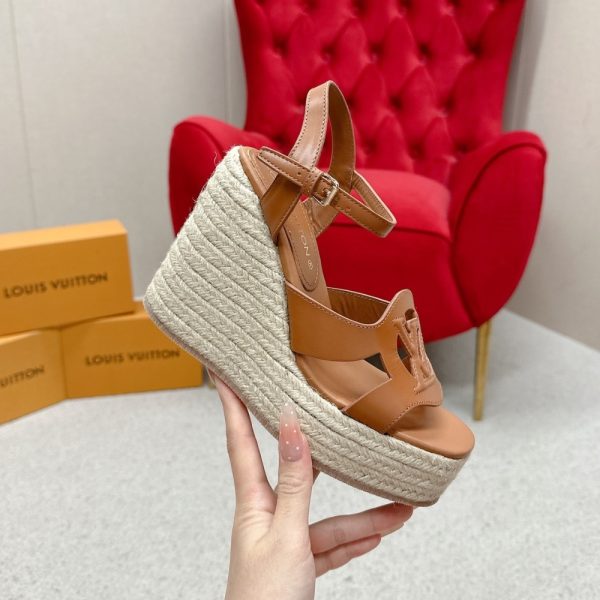 LV ISOLA WEDGE SANDAL COGNAC 1ACI7N