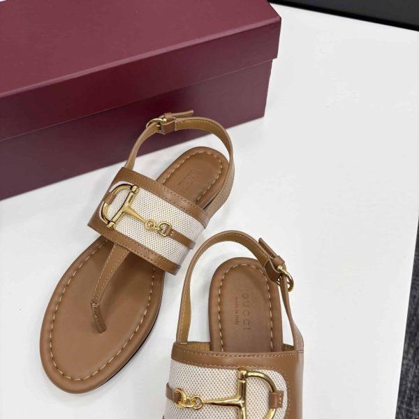 GUCCI WOMEN’S THONG SANDAL WITH HORSEBIT LIGHT BROWN 834431 AAEZJ 2744