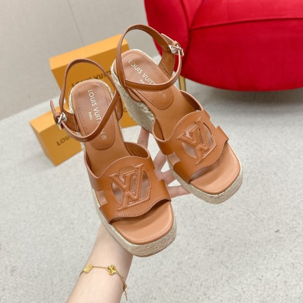 LV ISOLA WEDGE SANDAL COGNAC 1ACI7N