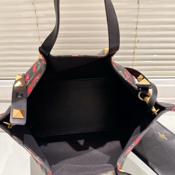 VALENTINO GARAVANI VLOGO SIGNATURE CHERRYFIC MOTIF BAG BLACK 26CM