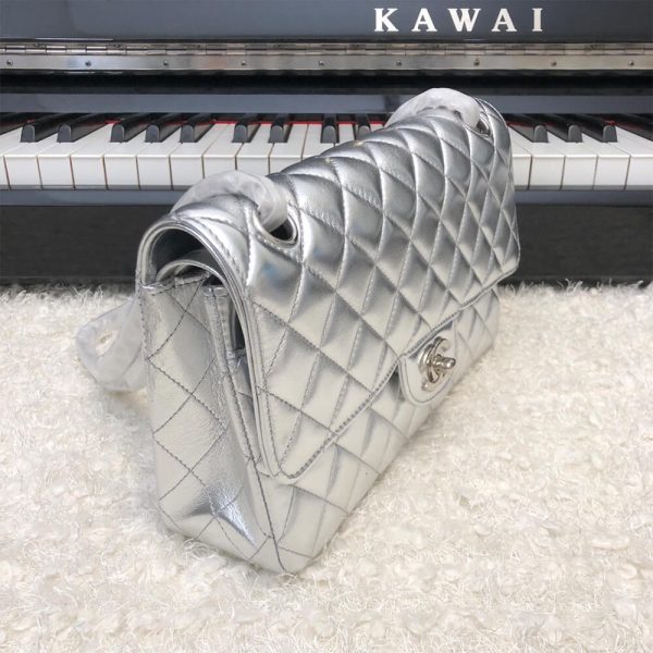 CHANEL Classic Flap Medium
