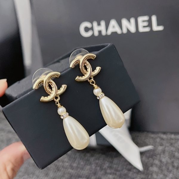 SUMMER SET: CHANEL 22 MINI HANDBAG CRYSTAL PEARLS BLACK & CC PEARL DROP EARRINGS