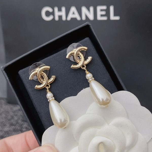 SUMMER SET: CHANEL 22 MINI HANDBAG CRYSTAL PEARLS BLACK & CC PEARL DROP EARRINGS