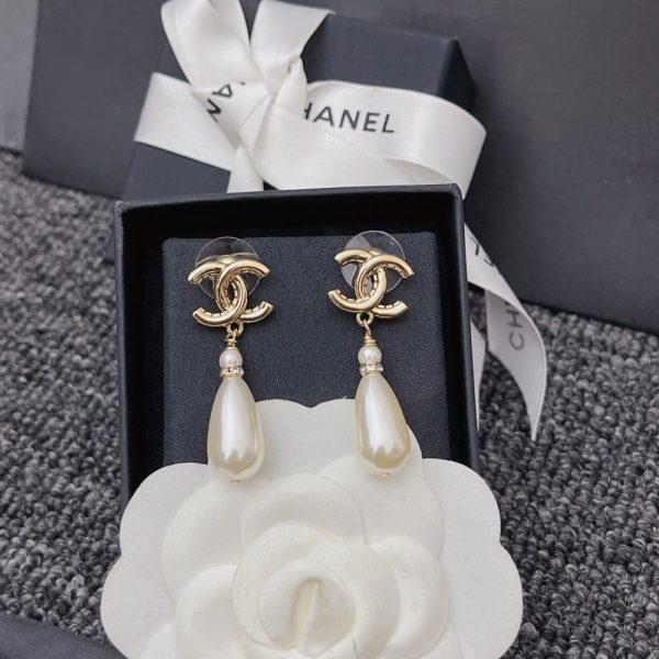 SUMMER SET: CHANEL 22 MINI HANDBAG CRYSTAL PEARLS BLACK & CC PEARL DROP EARRINGS
