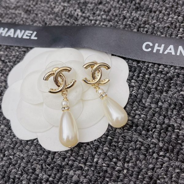 SUMMER SET: CHANEL 22 MINI HANDBAG CRYSTAL PEARLS BLACK & CC PEARL DROP EARRINGS