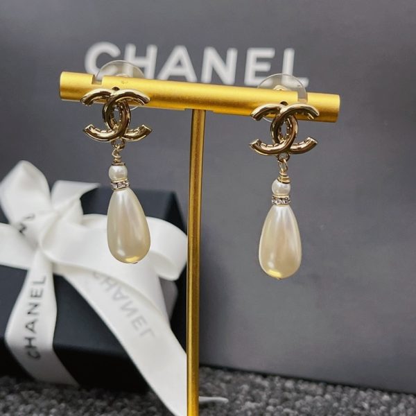 SUMMER SET: CHANEL 22 MINI HANDBAG CRYSTAL PEARLS BLACK & CC PEARL DROP EARRINGS