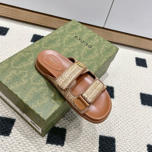 SUMMER SET: GUCCI MEDIUM STRAW TOTE WITH PATCH NATURAL 27CM & SANDAL WITH DOUBLE G NATURAL RAFFIA BROWN
