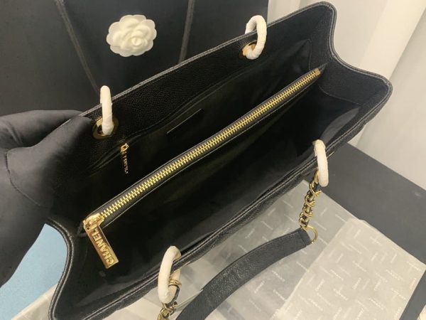 SUMMER SET: CHANEL BOLSA GRAND TOTE BLACK 33CM & SLIDE CC LOGO BLACK