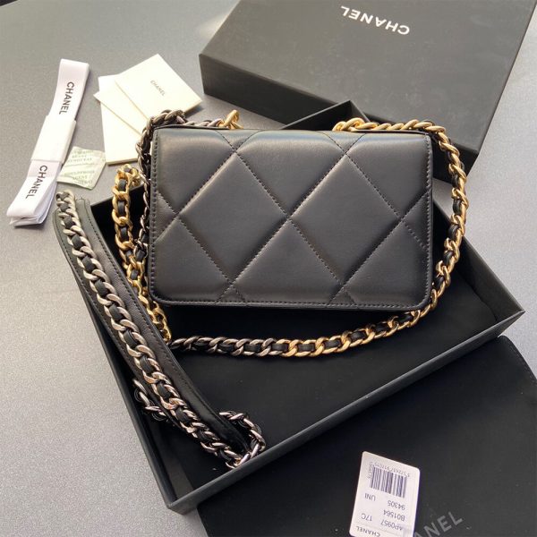CHANEL 19 Wallet on Chain