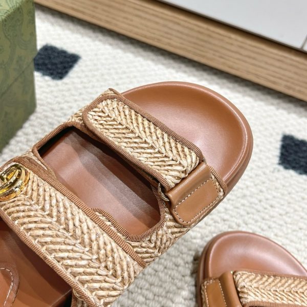 SUMMER SET: GUCCI MEDIUM STRAW TOTE WITH PATCH NATURAL 27CM & SANDAL WITH DOUBLE G NATURAL RAFFIA BROWN
