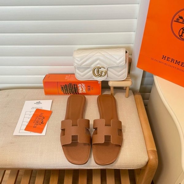 SUMMER SET: CELINE TEEN CELINE CLASSIC PANIER IN PALM LEAVES TAN & HERMES SLIPPERS FLAT ORAN BROWN H021056Z