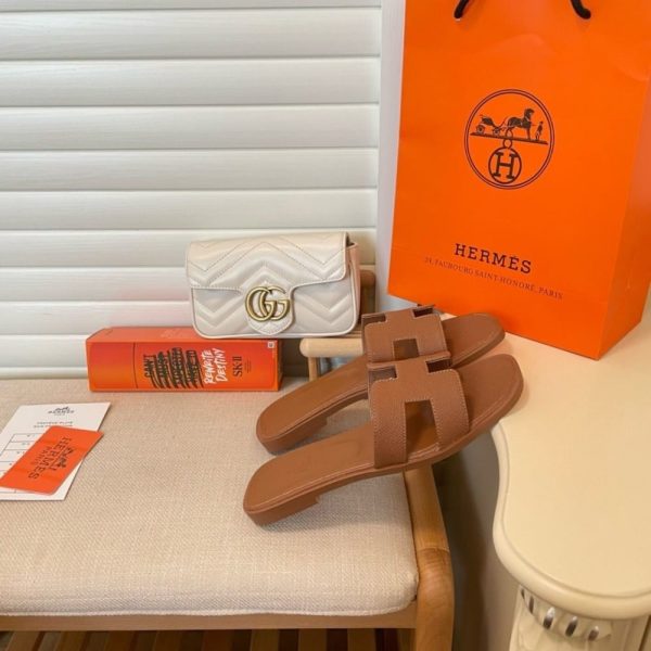 SUMMER SET: CELINE TEEN CELINE CLASSIC PANIER IN PALM LEAVES TAN & HERMES SLIPPERS FLAT ORAN BROWN H021056Z