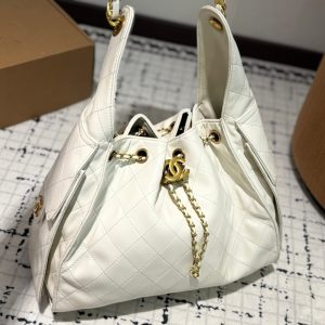 SUMMER SET: CHANEL 25 SMALL HANDBAG GRAINED AND GOLD TONE METAL WHITE 34CM & HERMES ORAN SANDAL BLANC