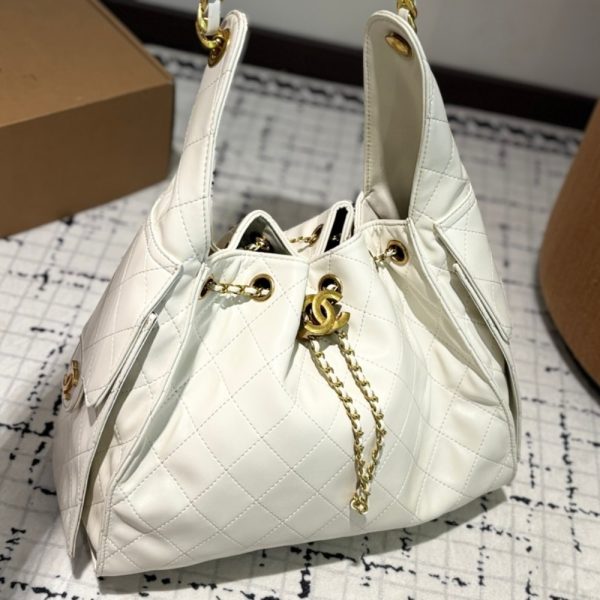 SUMMER SET: CHANEL 25 SMALL HANDBAG GRAINED AND GOLD TONE METAL WHITE 34CM & HERMES ORAN SANDAL BLANC