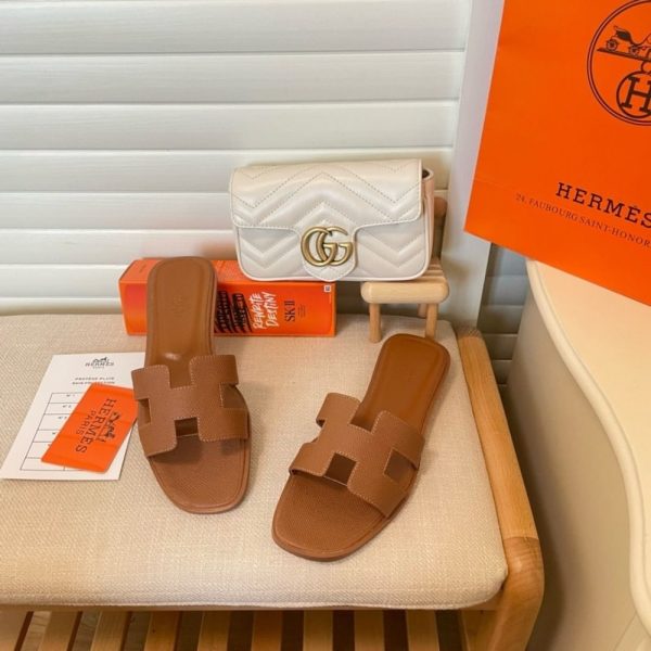 SUMMER SET: CELINE TEEN CELINE CLASSIC PANIER IN PALM LEAVES TAN & HERMES SLIPPERS FLAT ORAN BROWN H021056Z