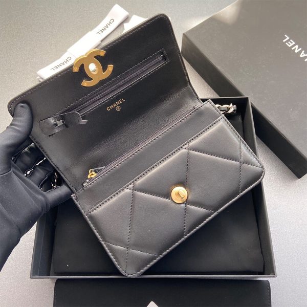 CHANEL 19 Wallet on Chain