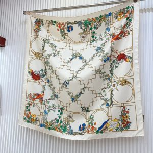 GUCCI PRINT SILK TWILL CARRÉ ANIMAL AND FLORAL IVORY 90CM 777353 3G001 9200
