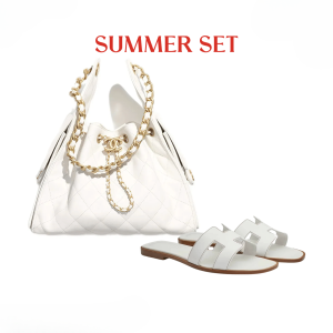 SUMMER SET: CHANEL 25 SMALL HANDBAG GRAINED AND GOLD TONE METAL WHITE 34CM & HERMES ORAN SANDAL BLANC