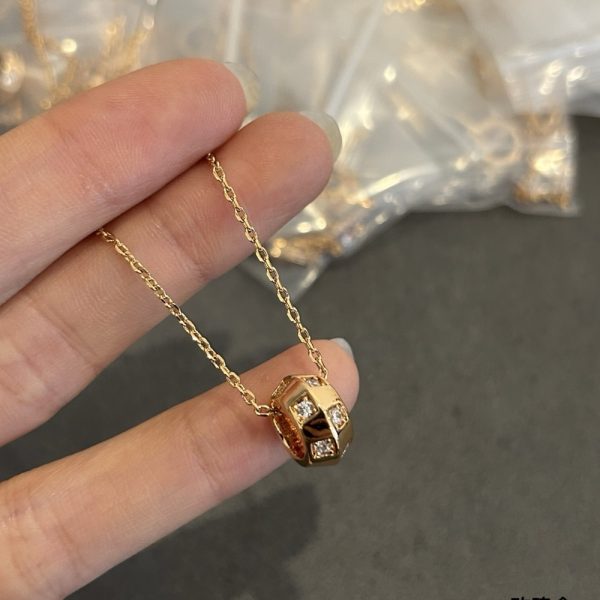 LOUIS VUITTON LE DAMIER DE PENDANT YELLOW GOLD Q03764