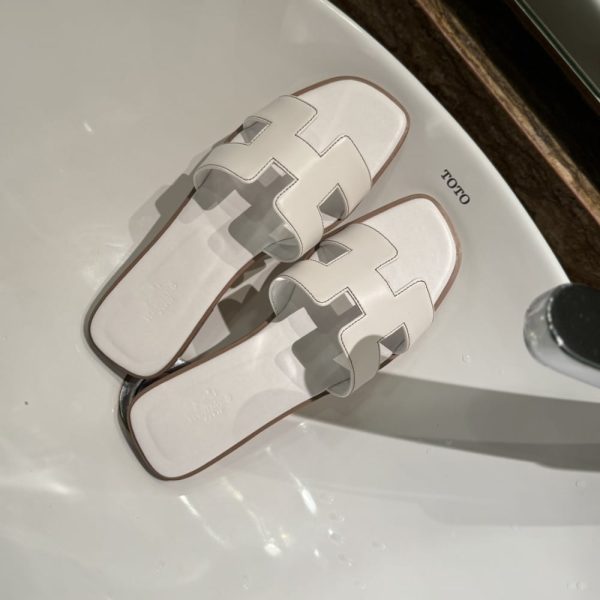 SUMMER SET: CHANEL 25 SMALL HANDBAG GRAINED AND GOLD TONE METAL WHITE 34CM & HERMES ORAN SANDAL BLANC