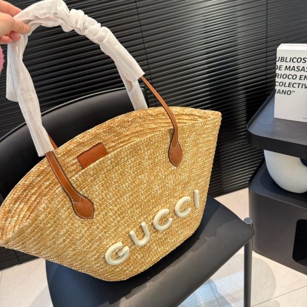 SUMMER SET: GUCCI MEDIUM STRAW TOTE WITH PATCH NATURAL 27CM & SANDAL WITH DOUBLE G NATURAL RAFFIA BROWN