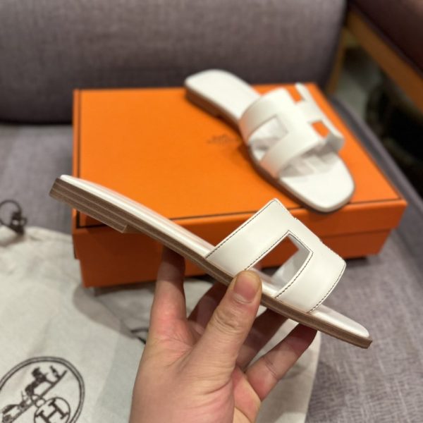 SUMMER SET: CHANEL 25 SMALL HANDBAG GRAINED AND GOLD TONE METAL WHITE 34CM & HERMES ORAN SANDAL BLANC