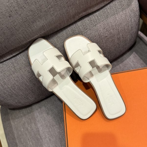 SUMMER SET: CHANEL 25 SMALL HANDBAG GRAINED AND GOLD TONE METAL WHITE 34CM & HERMES ORAN SANDAL BLANC