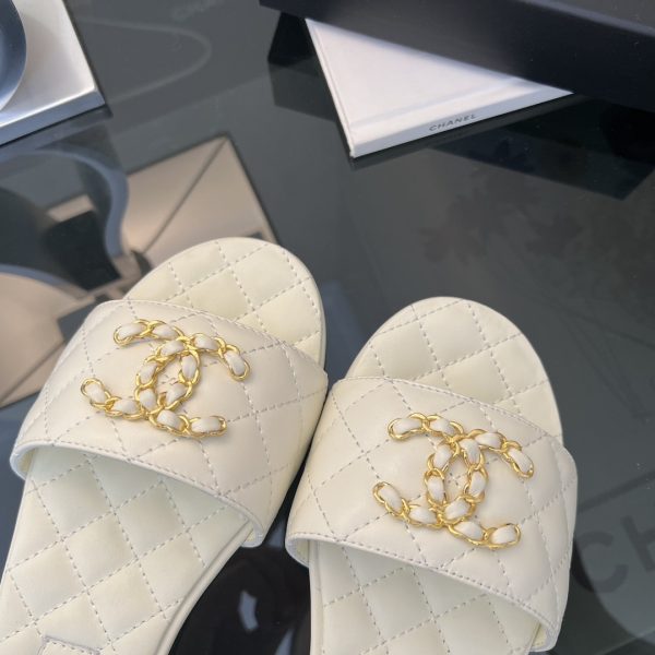 SUMMER SET: CHANEL CLASSIC MEDIUM HANDBAG WHITE 25CM A01112 & 23P QUILTED CC CHAIN MULE SANDAL WHITE