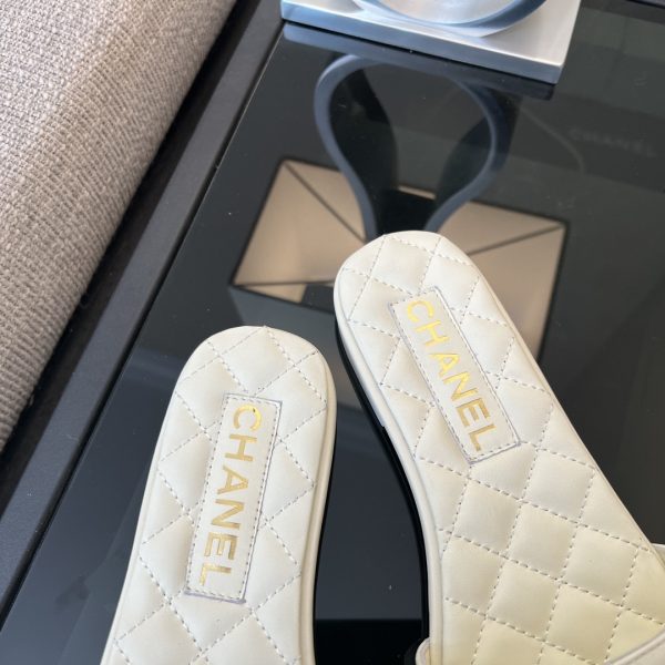 SUMMER SET: CHANEL CLASSIC MEDIUM HANDBAG WHITE 25CM A01112 & 23P QUILTED CC CHAIN MULE SANDAL WHITE