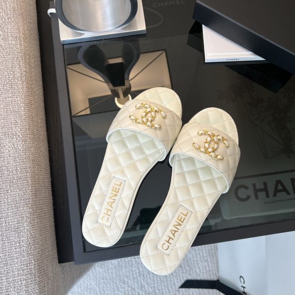 SUMMER SET: CHANEL CLASSIC MEDIUM HANDBAG WHITE 25CM A01112 & 23P QUILTED CC CHAIN MULE SANDAL WHITE