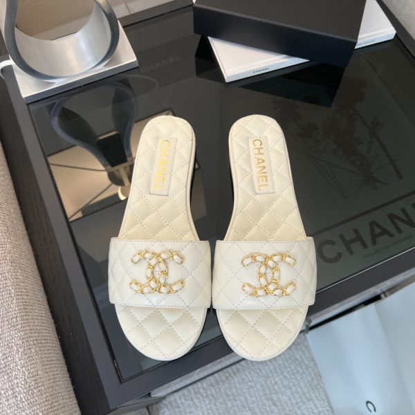 SUMMER SET: CHANEL CLASSIC MEDIUM HANDBAG WHITE 25CM A01112 & 23P QUILTED CC CHAIN MULE SANDAL WHITE