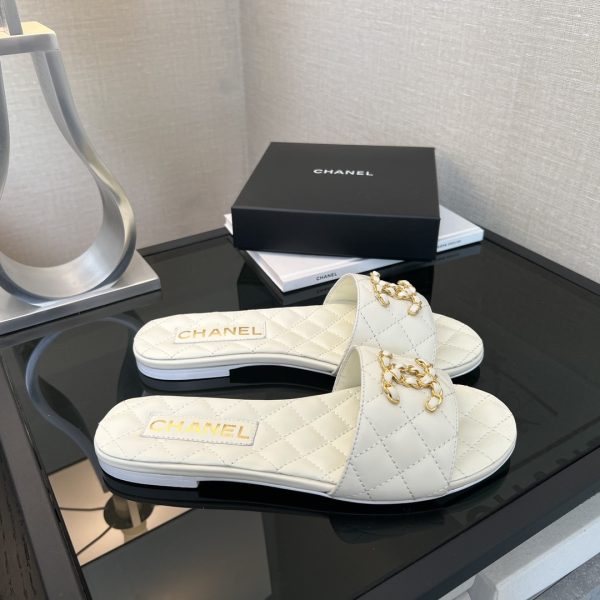 SUMMER SET: CHANEL CLASSIC MEDIUM HANDBAG WHITE 25CM A01112 & 23P QUILTED CC CHAIN MULE SANDAL WHITE