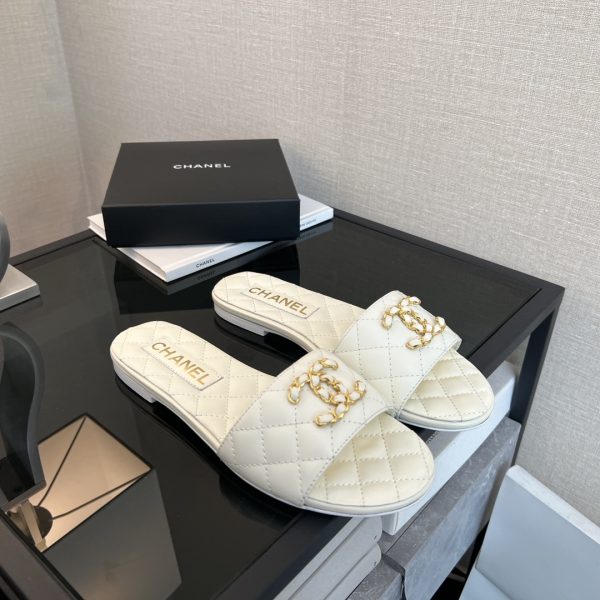 SUMMER SET: CHANEL CLASSIC MEDIUM HANDBAG WHITE 25CM A01112 & 23P QUILTED CC CHAIN MULE SANDAL WHITE