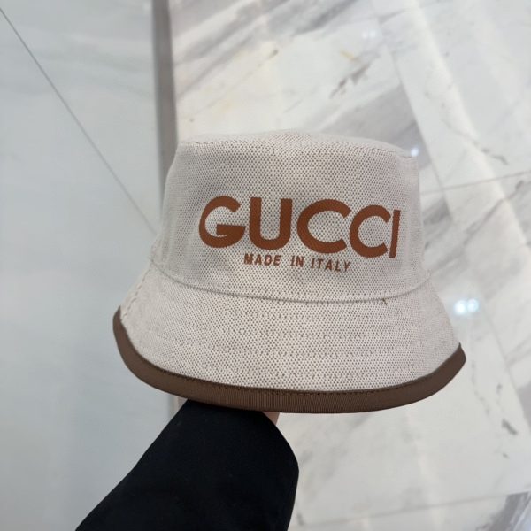 SUMMER SET: GUCCI MEDIUM TOTE BAG WITH GUCCI PRINT BEIGE 28CM & ARNAUD BOB REVERSIBLE BUCKET HAT BEIGE