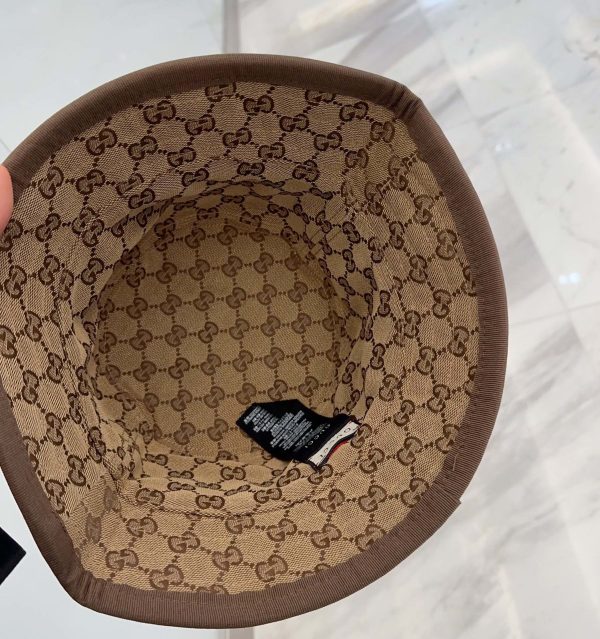 SUMMER SET: GUCCI MEDIUM TOTE BAG WITH GUCCI PRINT BEIGE 28CM & ARNAUD BOB REVERSIBLE BUCKET HAT BEIGE