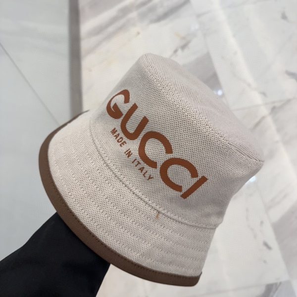 SUMMER SET: GUCCI MEDIUM TOTE BAG WITH GUCCI PRINT BEIGE 28CM & ARNAUD BOB REVERSIBLE BUCKET HAT BEIGE